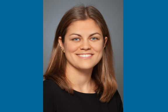 Porträtfoto Barbara Laa, Hintergrund blau