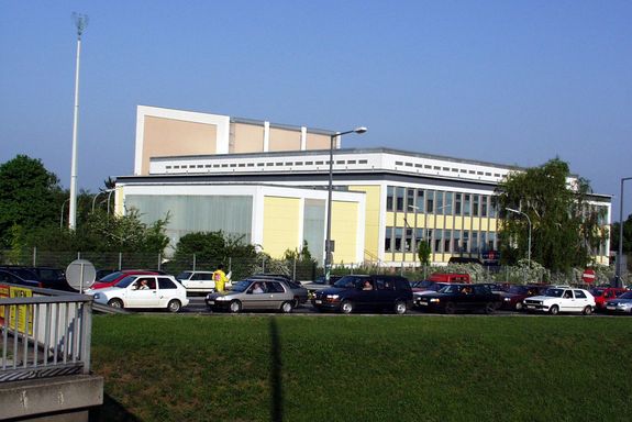 Atominstitut Das Gebäude von außen im Sommer, im Vordergrund ist eine Wiese.