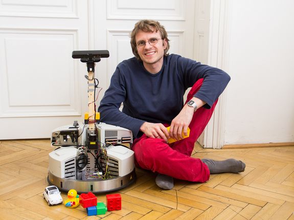 Michael Zillich mit seinem Roboter