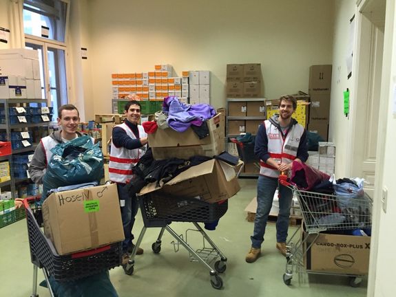 Die vielen Kleiderspenden werden vor Ort sortiert. [2]