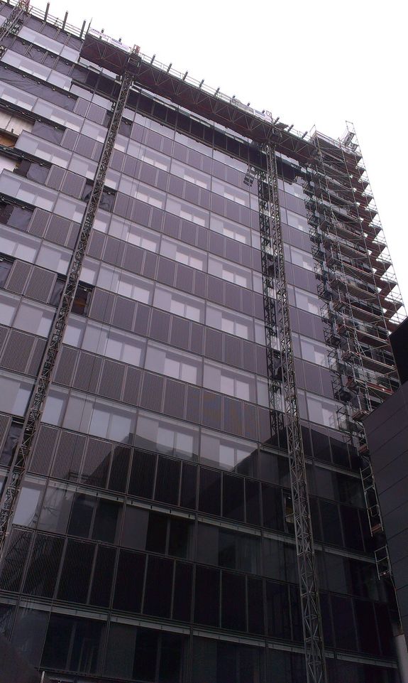 Die Montage der Photovoltaik-Fassade ist fast abgeschlossen. Die Montage der Photovoltaik-Fassade ist fast abgeschlossen.