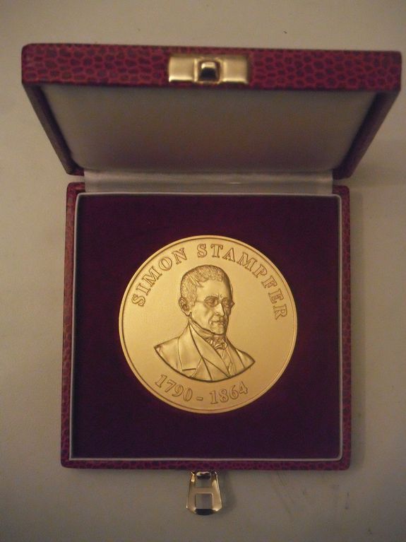 Die Medaille zeigt das Portrait von Simon Stampfer (1790-1864). Die Medaille zeigt das Portrait von Simon Stampfer (1790-1864).