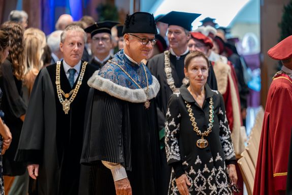Ehrengäste in Festgewand ziehen in den Saal ein