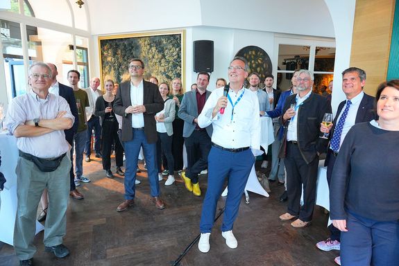 Präsentation, Vizerektor Ertl mit Mikrofon, Menschen stahend