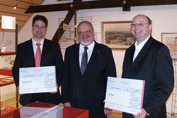 Scheckübergabe an Prof. Zwick (TH Karlsruhe) und Prof. Rupp (TU Wien): (v.l.n.r) Prof. Thomas Zwick, Prof. Anton Kathrein und Prof. Markus Rupp Scheckübergabe an Prof. Zwick (TH Karlsruhe) und Prof. Rupp (TU Wien): (v.l.n.r) Prof. Thomas Zwick, Prof. Anton Kathrein und Prof. Markus Rupp