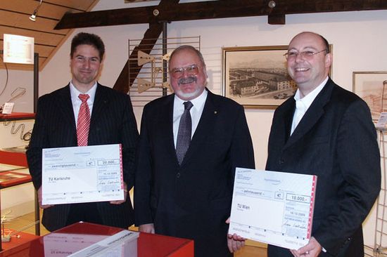 Scheckübergabe an Prof. Zwick (TH Karlsruhe) und Prof. Rupp (TU Wien): (v.l.n.r) Prof. Thomas Zwick, Prof. Anton Kathrein und Prof. Markus Rupp