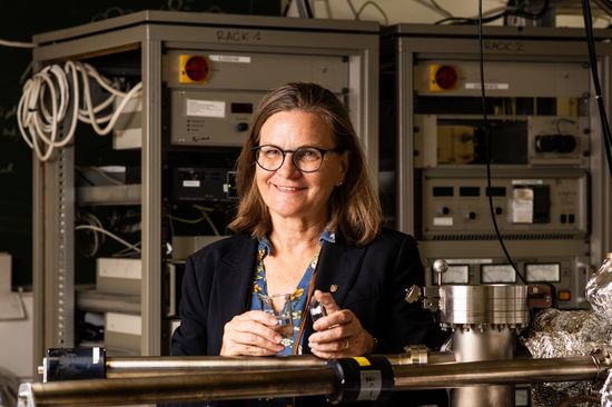 Prof. Ulrike Diebold im Labor Prof. Ulrike Diebold im Labor