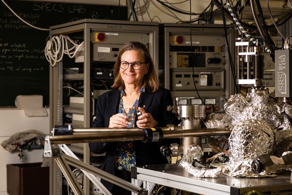 Prof. Ulrike Diebold im Labor