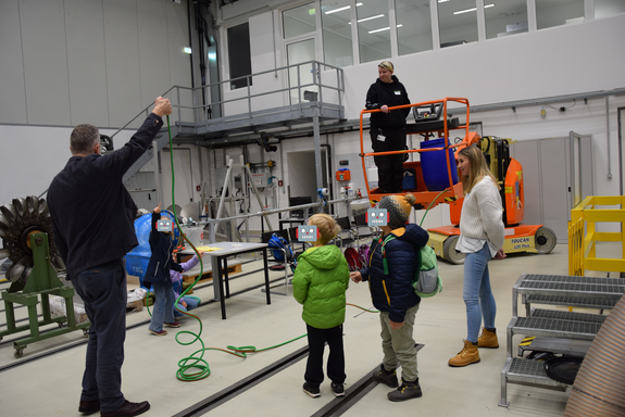 Kinder bei der Station „Wasser, Wind & Sand".