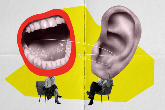 Collage von zwei auf Sesseln sitzenden Menschen. Über dem einen ein großer rot geschminkter sprechender Mund, über dem anderen ein großes Ohr.