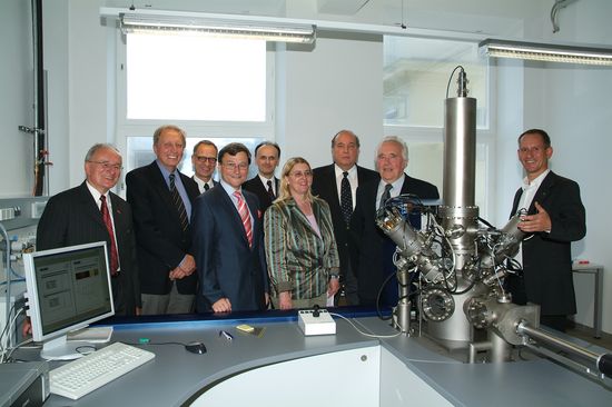 (v.l.n.r.): Vorsitzender des Senats der CDG, Prof. Hartmut Kahlert, TU Graz, Präsident der CDG, Prof. Reinhart Kögerler, Universität Bielefeld, Rektor der Akademie der Bildenden Künste Wien, Dr. Stephan Schmidt-Wulffen, Rektor der Monatanuniversität Leoben, Prof. Wolfhard Wegscheider, Dekan der Fakultät für Technische Chemie, Prof. Johannes Fröhlich, Frau Ministralrätin Dr. Evelin Nowotny, Bundesmisterium für Wissenschaft und  Forschung, Rektor der TU Wien, Prof. Peter Skalicky, Prof. Benninghofen, Universität Münster - ION-TOF Gmbh., Prof. Herbert Hutter, Institut für Chemische Technologie und Analytik