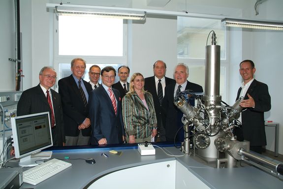 (v.l.n.r.): Vorsitzender des Senats der CDG, Prof. Hartmut Kahlert, TU Graz, Präsident der CDG, Prof. Reinhart Kögerler, Universität Bielefeld, Rektor der Akademie der Bildenden Künste Wien, Dr. Stephan Schmidt-Wulffen, Rektor der Monatanuniversität Leoben, Prof. Wolfhard Wegscheider, Dekan der Fakultät für Technische Chemie, Prof. Johannes Fröhlich, Frau Ministralrätin Dr. Evelin Nowotny, Bundesmisterium für Wissenschaft und  Forschung, Rektor der TU Wien, Prof. Peter Skalicky, Prof. Benninghofen, Universität Münster - ION-TOF Gmbh., Prof. Herbert Hutter, Institut für Chemische Technologie und Analytik