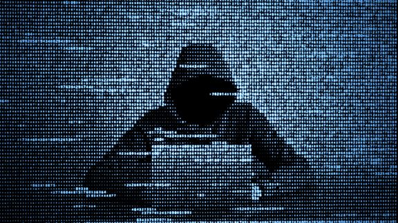 [Translate to English:] Person im Hoodie vor Notebook 