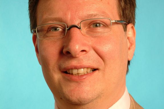 Christoph Mecklenbräukler Portrait photo of Christoph Mecklenbräukler on the bright blue background