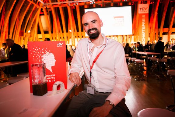 Michael Treml mit seinem Blindenschrift-Display beim Festakt im Kuppelsaal.