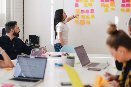 Gruppe von Personen beim Training