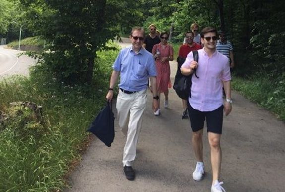 Prof. Martens und Student beim Wandern