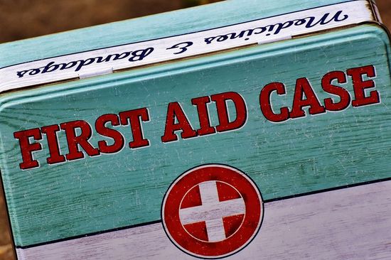Erste Hilfe Kasten in türkis-weiß, mit Aufschrift First Aid Case in roter Schrift und Großbuchstaben