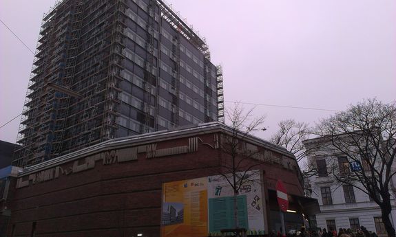 Die Renovierungen an der Außenfassade des ehemaligen Chemie-Hochhauses schreiten zügig voran. Die Renovierungen an der Außenfassade des ehemaligen Chemie-Hochhauses schreiten zügig voran.