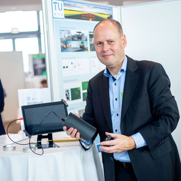 Hinrich Grothe mit Messgerät in der Hand