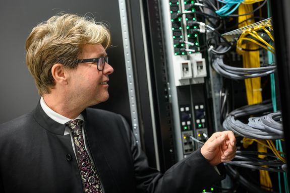 Minister Polaschek begutachtet den VSC-5