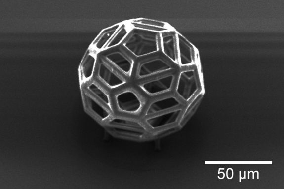 Mit Zwei-Photonen-Lithographie werden winzige fußballähnliche Gitterkäfige erzeugt, in denen man Nervenzellen ansiedeln kann.