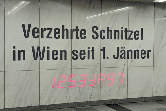 Das Foto zeigt einen Schriftzug mit zugehöriger Zahl, die permanent aktualisiert wird, an einer Wand in der Karlspassage in Wien.