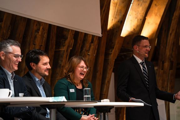 Podium: Menschen sitend und lachend