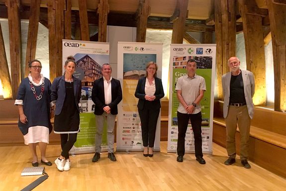 Gruppenfoto Bundesministerin Gewessler, Karin Stieldorf und das Green.Building.Solutions-Team im Kuppelsaal.