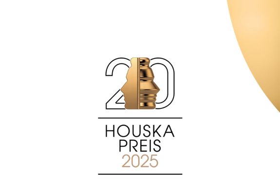 Houskapreis-Trophäe, Text: Houska Preis 2025