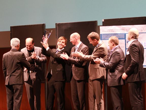 Michael Paula (bmvit), Friederich Kupzog (Leiter Energy&IT Group, TU Wien), Mario Faschang (ICT, TU), Matthias Stifter (AIT), Andreas Lugmaier (Siemens), Alfred Einfalt (Siemens), Pavlos Dimitriou (ICT, TU) (v.l.n.r.) Michael Paula (bmvit), Friederich Kupzog (Leiter Energy&IT Group, TU Wien), Mario Faschang (ICT, TU), Matthias Stifter (AIT), Andreas Lugmaier (Siemens), Alfred Einfalt (Siemens), Pavlos Dimitriou (ICT, TU) (v.l.n.r.)