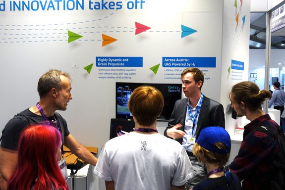Moritz Novak (TU Wien Space Team) talkin to some visitors