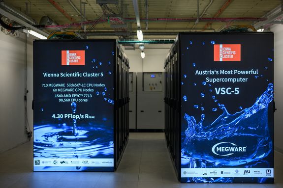 Frontansicht des VSC-5 mit leuchtenden Hinweistafeln