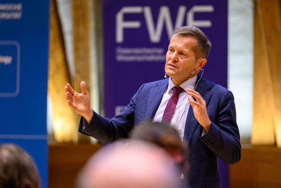 Ferenc Krausz gestikulierend bei seinem Vortrag