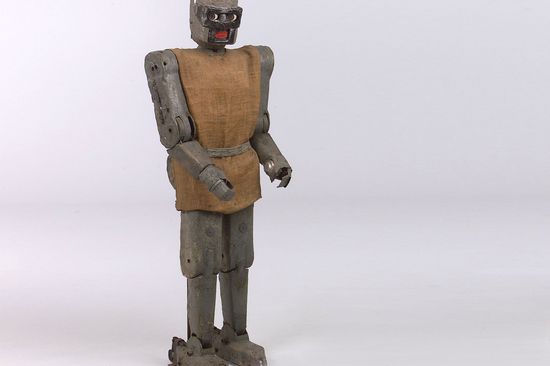 Kybernetische Maschine MM7 "Selektor" (1961): Während MM6 noch durch hydraulisch bewegte Kolben bewegt wurde, werden die Gliedmaßen von MM7, genannt Selektor, von Elektromotoren verstellt. Im Gegensatz zu MM6 kann MM7 auch – auf Rollen – "gehen". Konstruktion: Claus Christian Scholz-Nauendorff, Wien