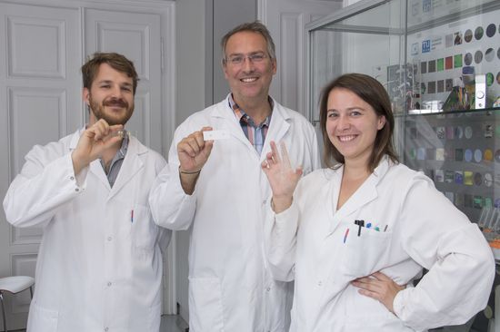 [Translate to English:] Das Team der CellChipGroup, das sich mit Gewebezüchtung am Chip befasst: Dr. Mario Rothbauer, Prof. Peter Ertl und DI Barbara Bachmann (v.l.n.r.)