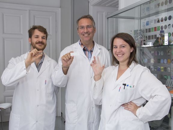 [Translate to English:] Das Team der CellChipGroup, das sich mit Gewebezüchtung am Chip befasst: Dr. Mario Rothbauer, Prof. Peter Ertl und DI Barbara Bachmann (v.l.n.r.)