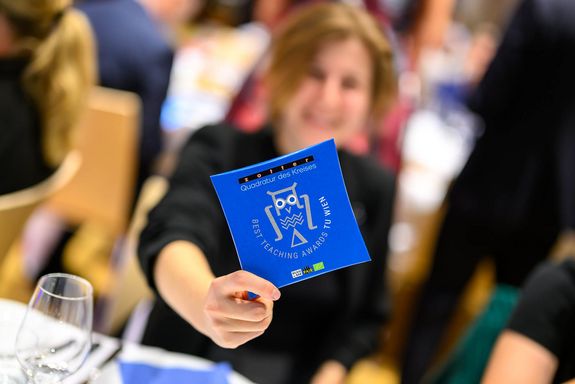 Schokolade, blau, quadratisch mit Best Teaching Awards Logo