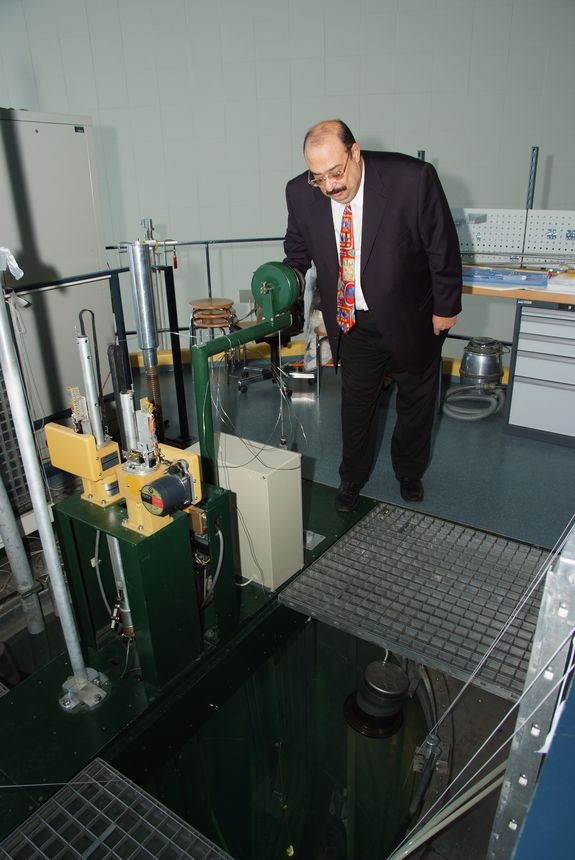 Prof. Saleh Ismail auf dem Forschungsreaktor Prof. Saleh Ismail auf dem Forschungsreaktor