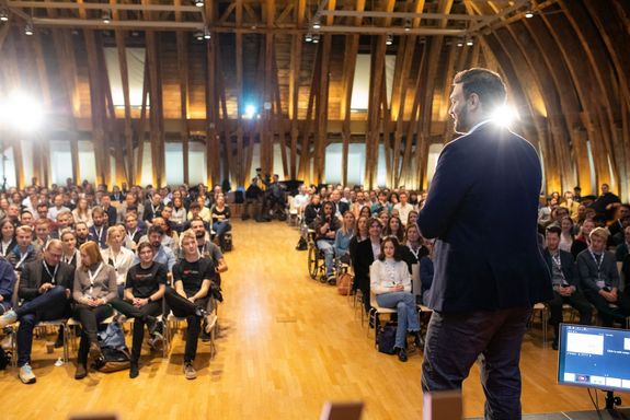 Bühne von Sicht des Sprechers mit Blick ins sitzende Publikum
