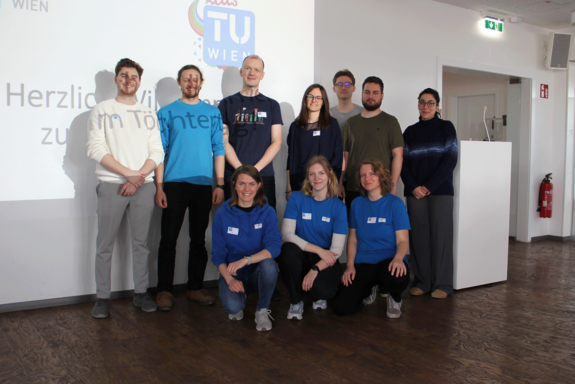 Gruppenfoto mit den Workshopleiterinnen, 10 Personen, mit blauem TUW-T-Shirt.