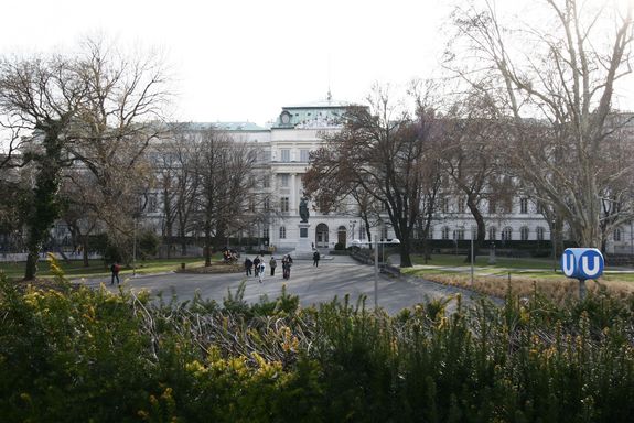 Hauptgebäude vom Otto-Wagner Pavillon Der Blick zum Hauptgebäude im Winter vom Otto-Wagner Pavillon. Das Gebäude ist hinter den Bäumen zu sehen.