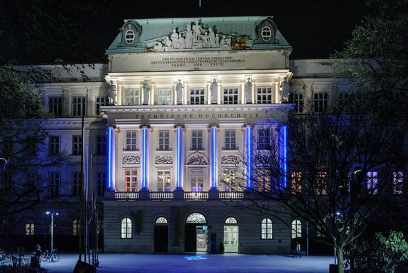 TU Hauptgebäude bei Nacht