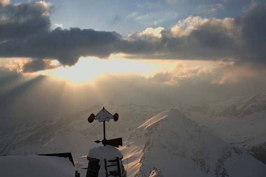 Die Trübung durch die Aschewolke ist auch an dieser Webcam-Aufnahme des Sonnblick Observatoriums zu erkennen. (Copyright: http://www.sonnblick.net)