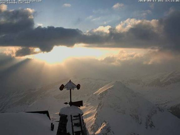 Die Trübung durch die Aschewolke ist auch an dieser Webcam-Aufnahme des Sonnblick Observatoriums zu erkennen. (Copyright: http://www.sonnblick.net)