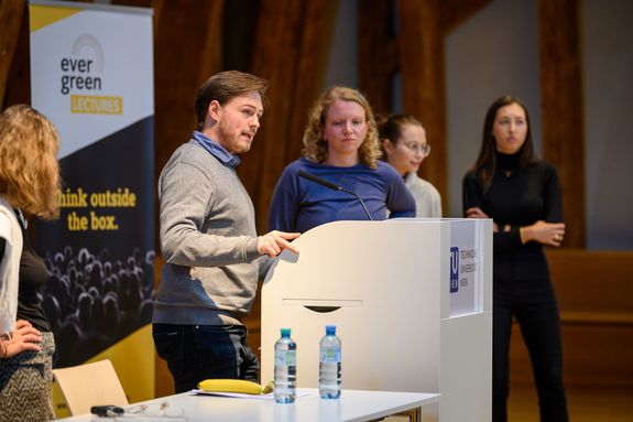 Student_innen am Rednerpult