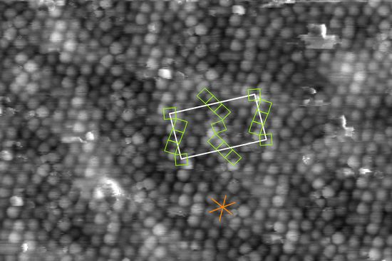 Ein Zufallslaser wir von oben bestrahlt und sendet in zufällige Richtung Laserlicht aus. By Robert Tandy & Science Magazine zur Verwendung unter Angabe der Quelle