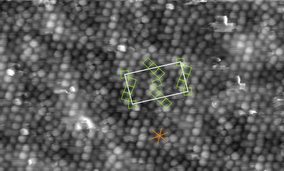 Ein Zufallslaser wir von oben bestrahlt und sendet in zufällige Richtung Laserlicht aus. By Robert Tandy & Science Magazine zur Verwendung unter Angabe der Quelle Ein Zufallslaser wir von oben bestrahlt und sendet in zufällige Richtung Laserlicht aus. By Robert Tandy & Science Magazine zur Verwendung unter Angabe der Quelle