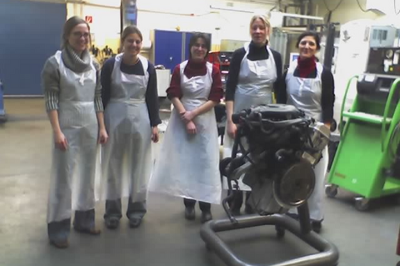 Frauen zerlegen einen Motor1