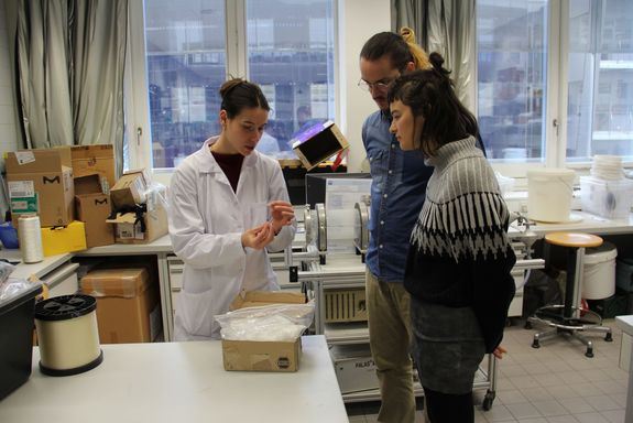 im Labor 3 Personen stehend